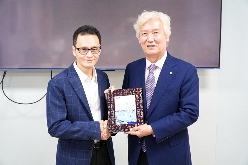 中韓機械制造企業(yè)交流會互贈禮物